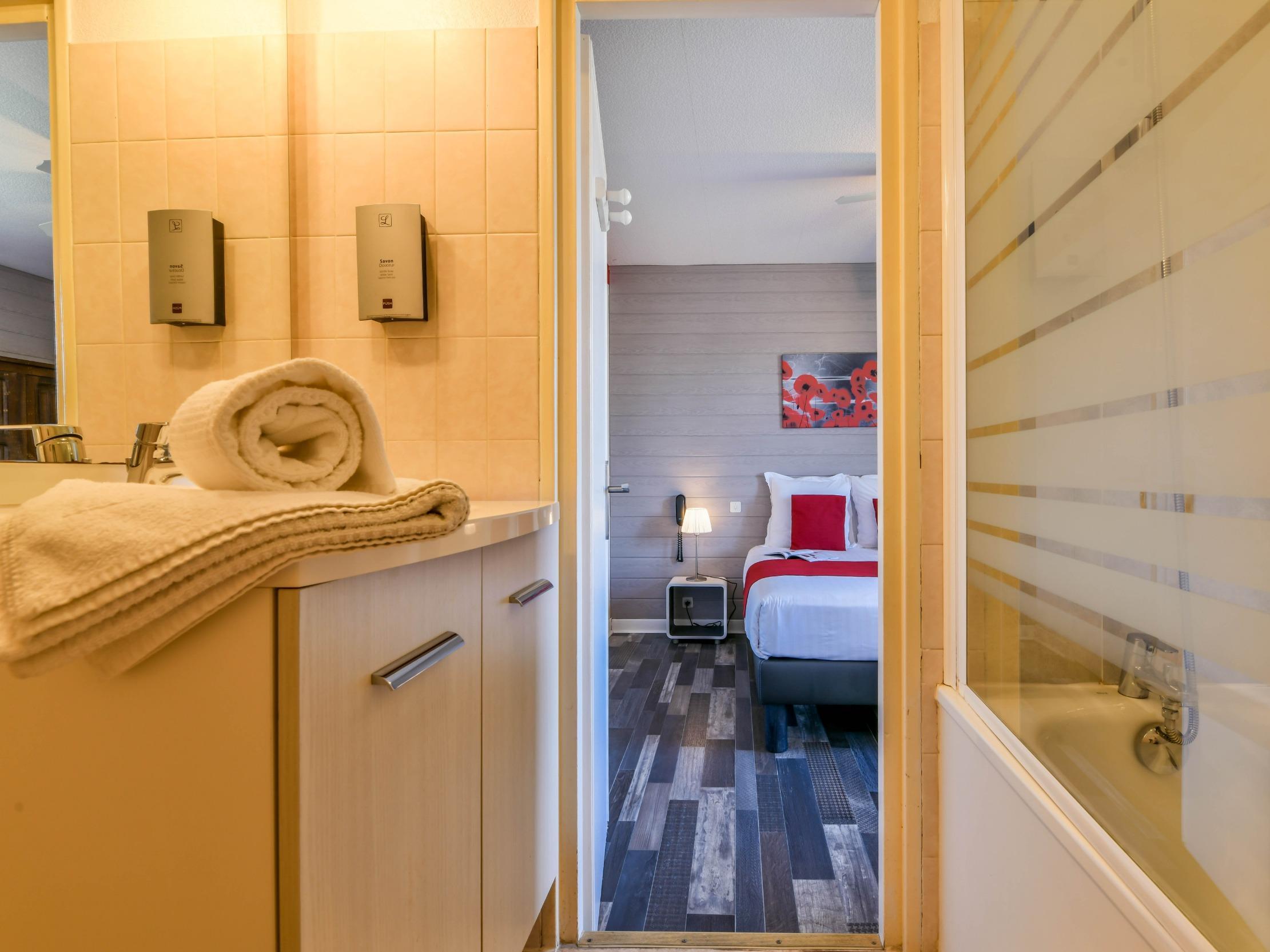 Logis Hostellerie Du Neez Gan Екстер'єр фото