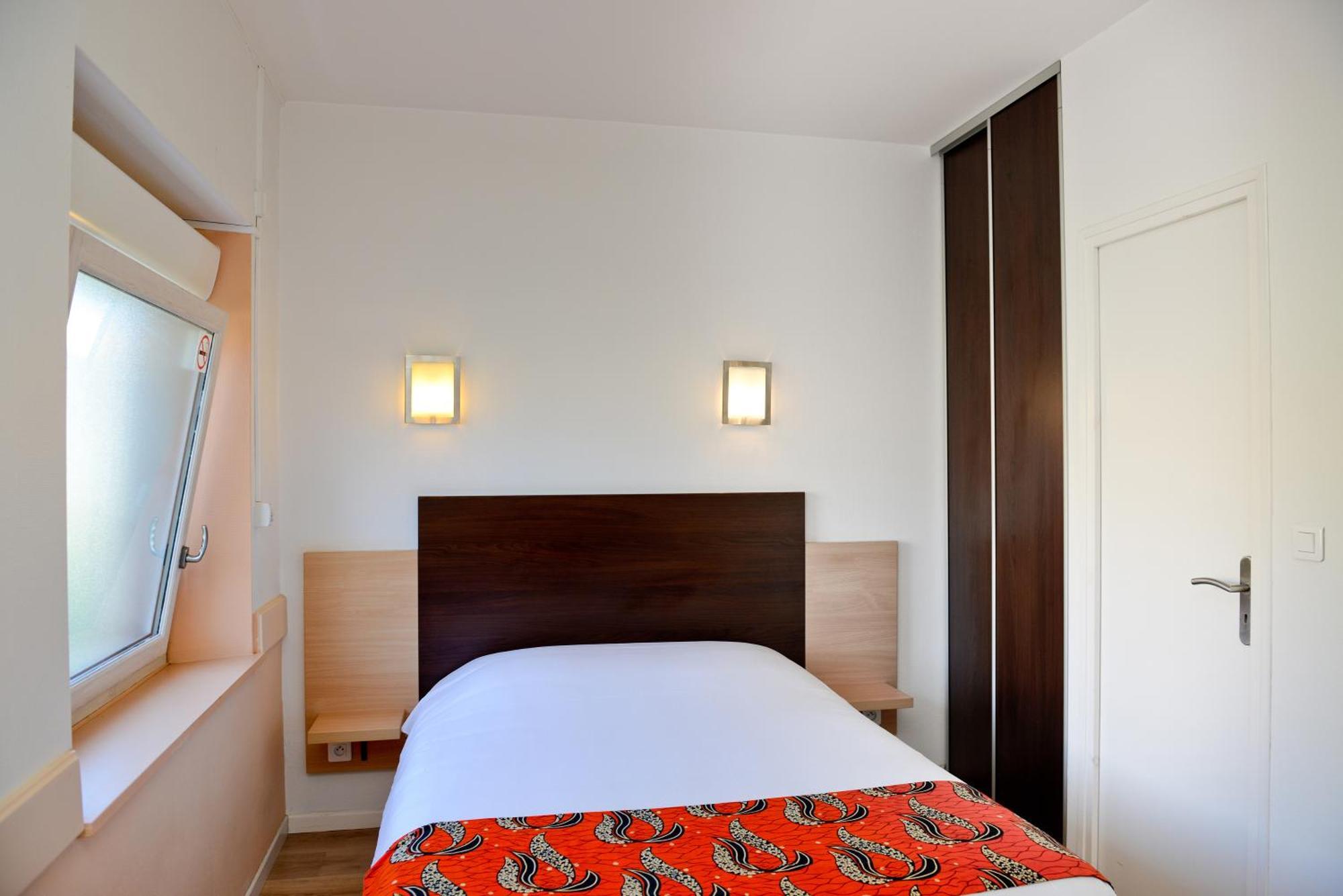 Logis Hostellerie Du Neez Gan Екстер'єр фото