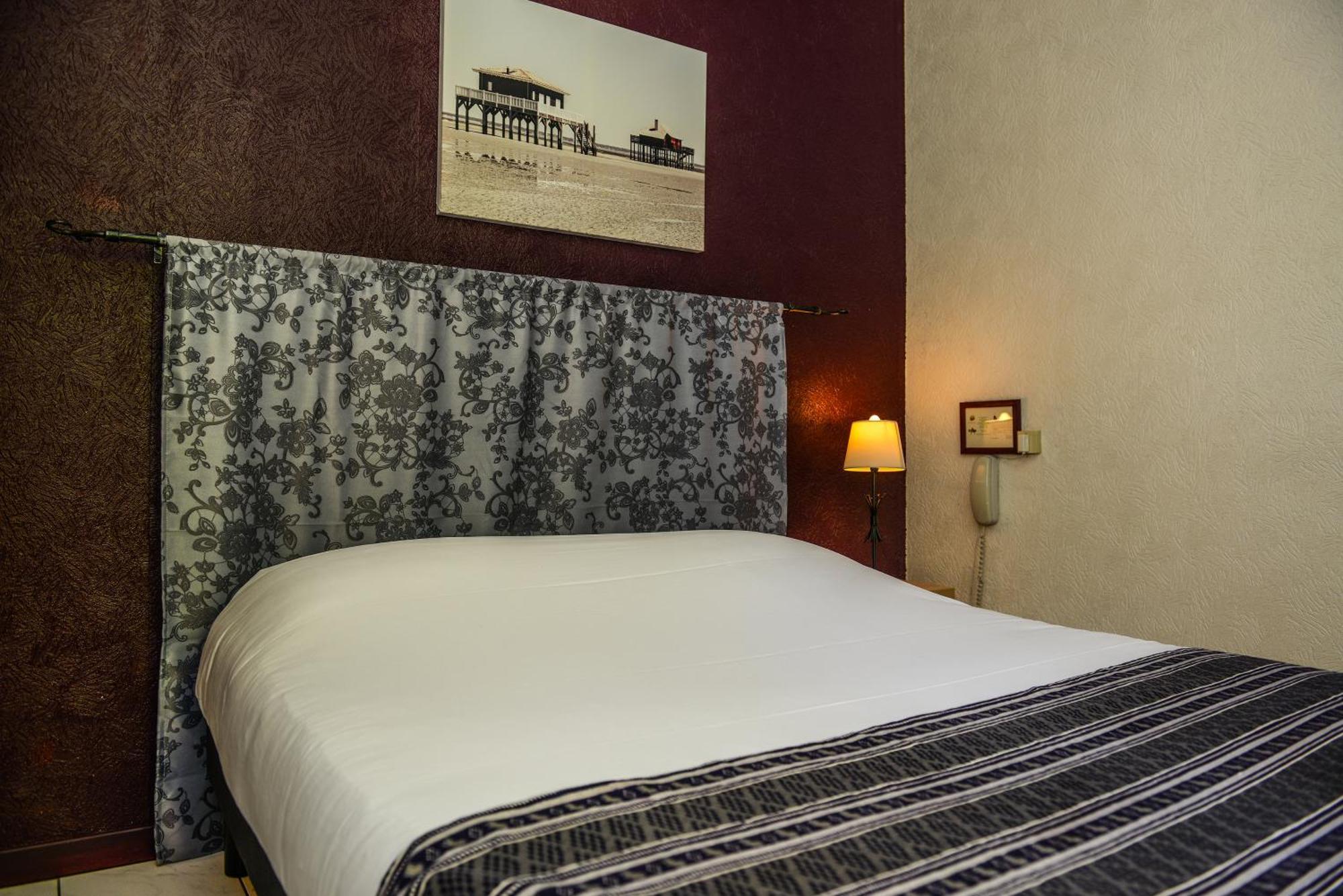 Logis Hostellerie Du Neez Gan Екстер'єр фото