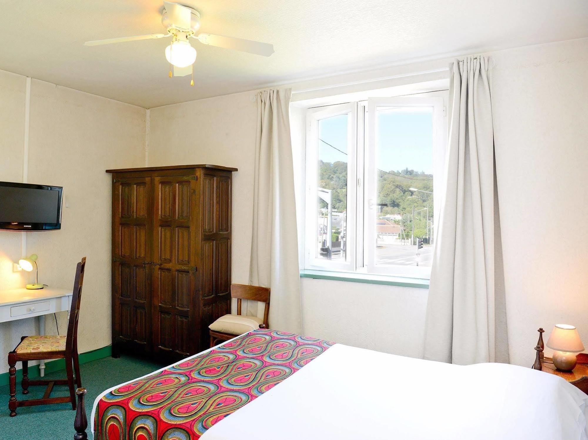 Logis Hostellerie Du Neez Gan Екстер'єр фото