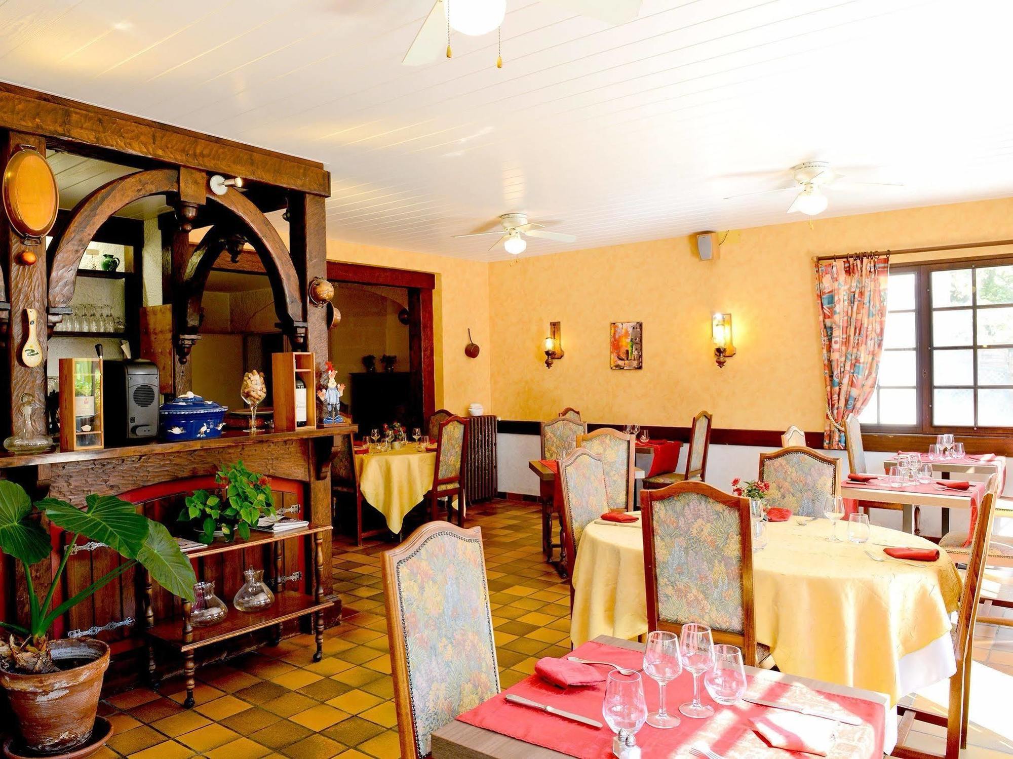 Logis Hostellerie Du Neez Gan Екстер'єр фото