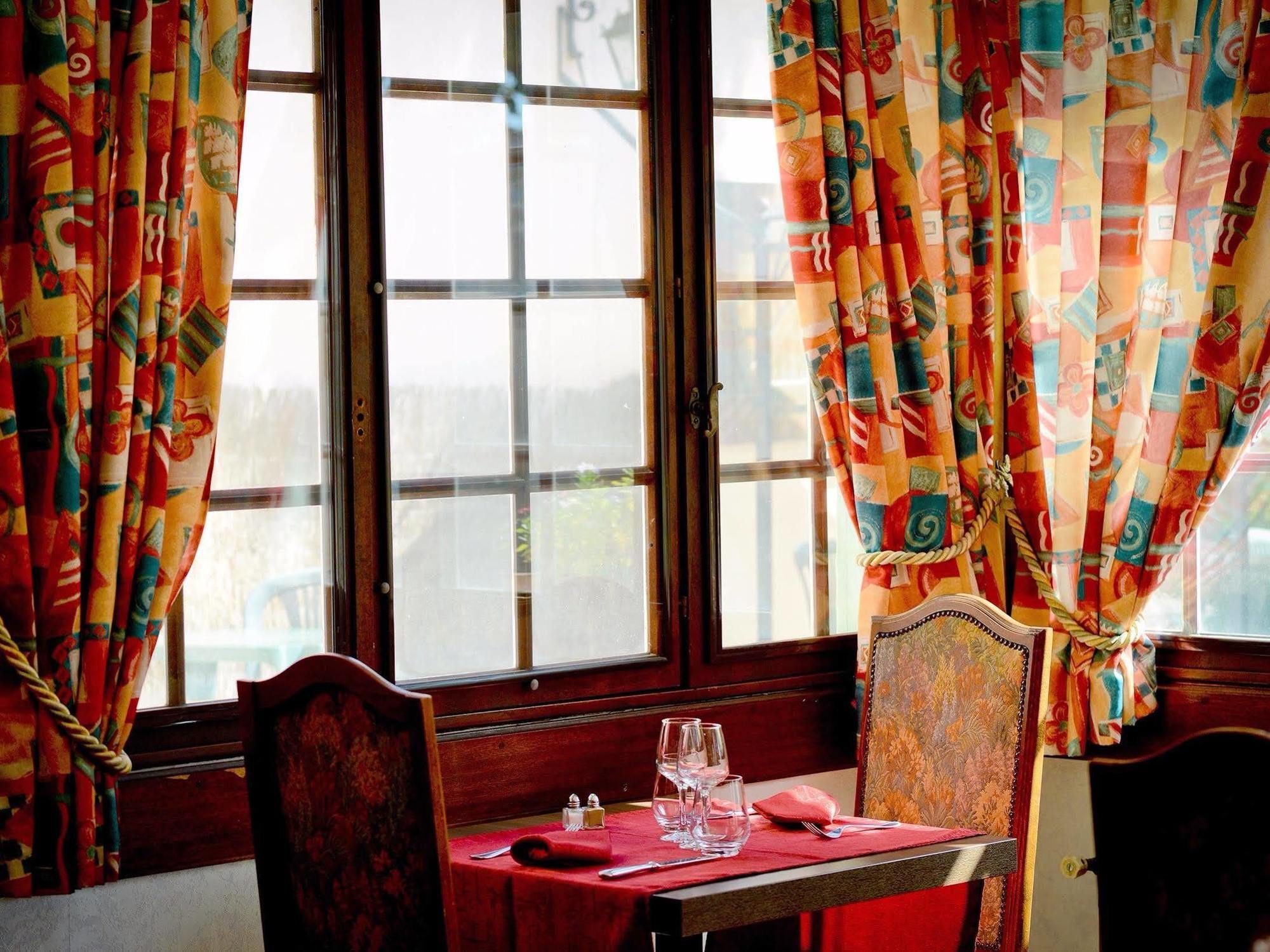 Logis Hostellerie Du Neez Gan Екстер'єр фото