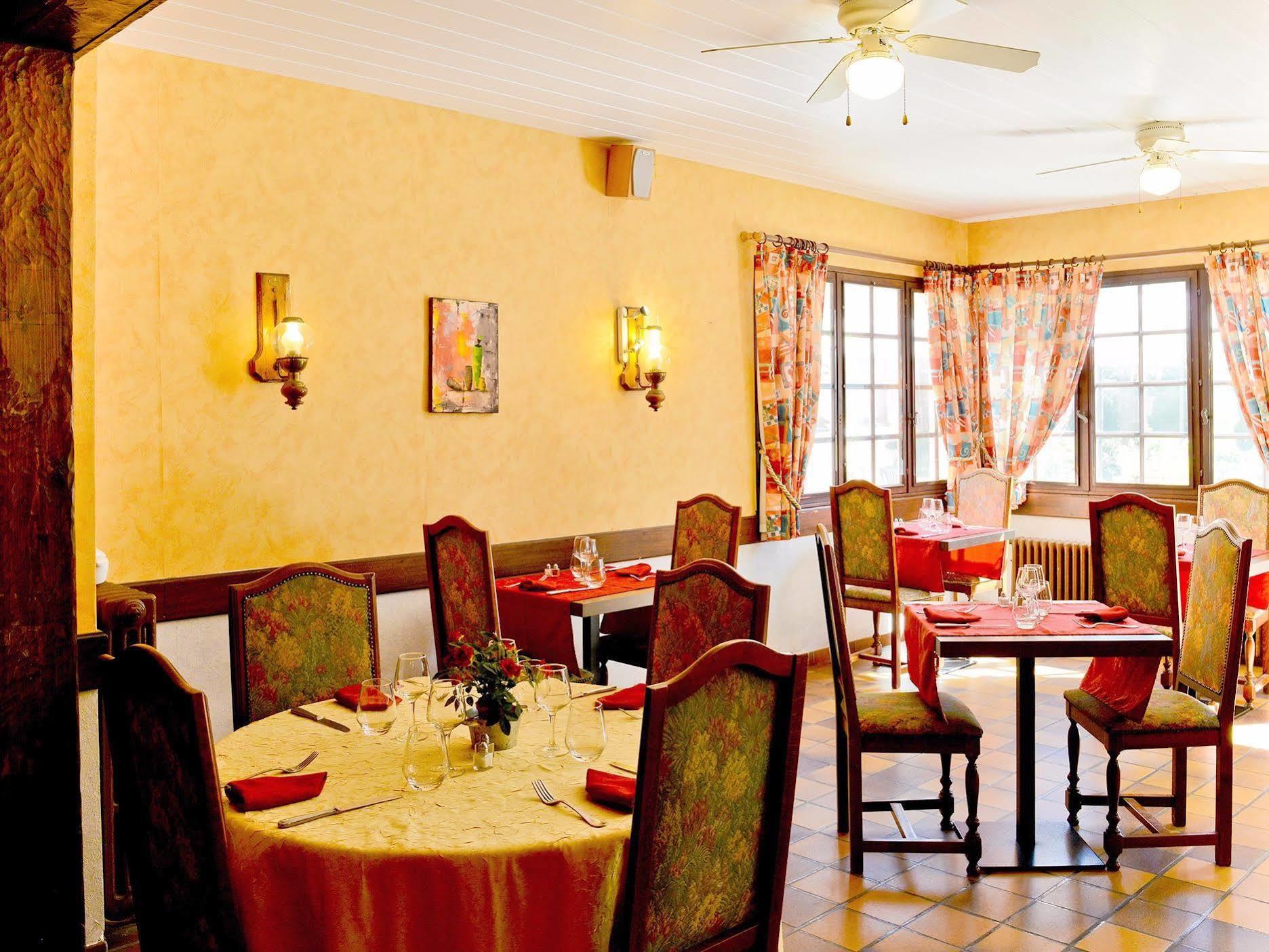 Logis Hostellerie Du Neez Gan Екстер'єр фото